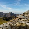 Sendero empedrado de lousa y los picos Altos da Pa y O Xistral de fondo sobre el valle de A Queixeliña. Serra de Queixa. Macizo Central. Ourense