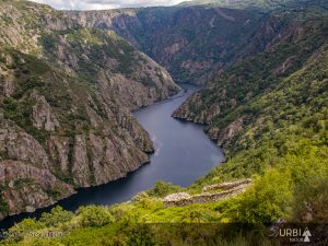 Albariza y el espectacular cañón del río Sil en su parte más abrupta y sinuosa. Ribeira Sacra del Río Sil. Ourense. Nogueira de Ramuín