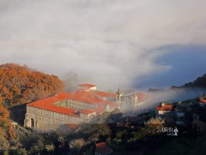 Monasterio de Santo Estevo de Ribas de Sil emergiendo entre la niebla