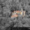 El Monasterio románico de Santa Cristina de Ribas de Sil, Ourense escondido entre el invierno.